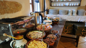 dinning_4352Breakfastselection7a16mb